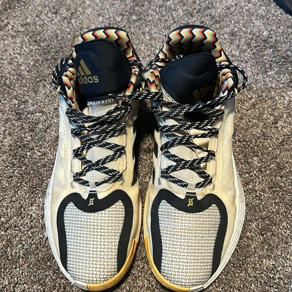 Derek Rose 11 family first basket ball shoes sz 9 - Picture 2 of 5